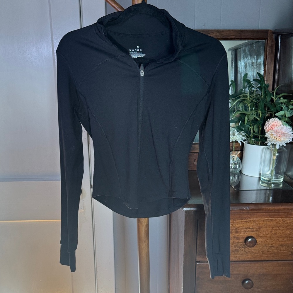 🖤 Black Fitted Zip-Up Active Jacket — Size M
